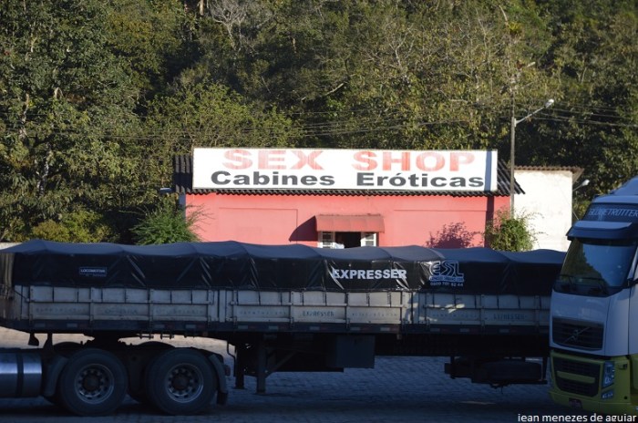 Por falta de acostamento caminhões tombam